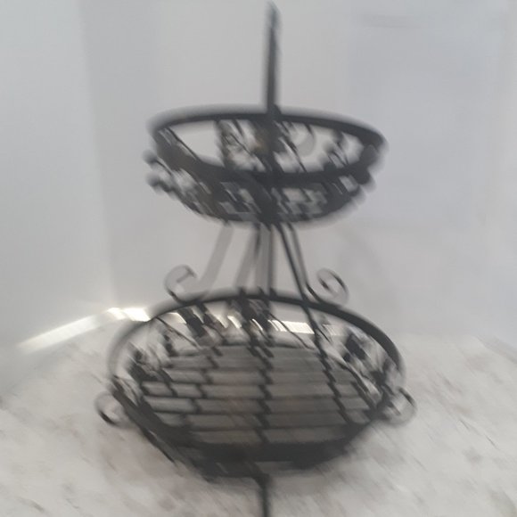 Metal Lop and Lattice Two-Tier Levels Basket for fruit, for example. - Picture 2 of 5